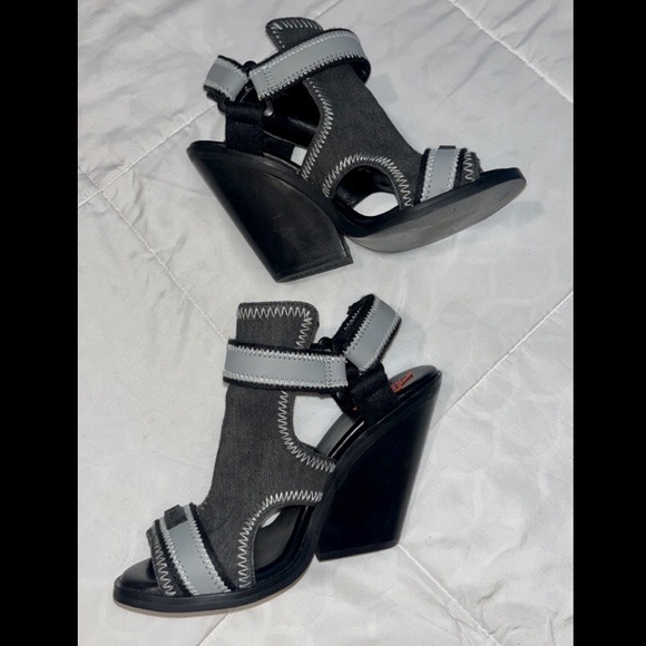 ❤️SOLD❤️ Diesel 'SA-FLAMINGO' HIGH HEEL SANDALS - Picture 3 of 8